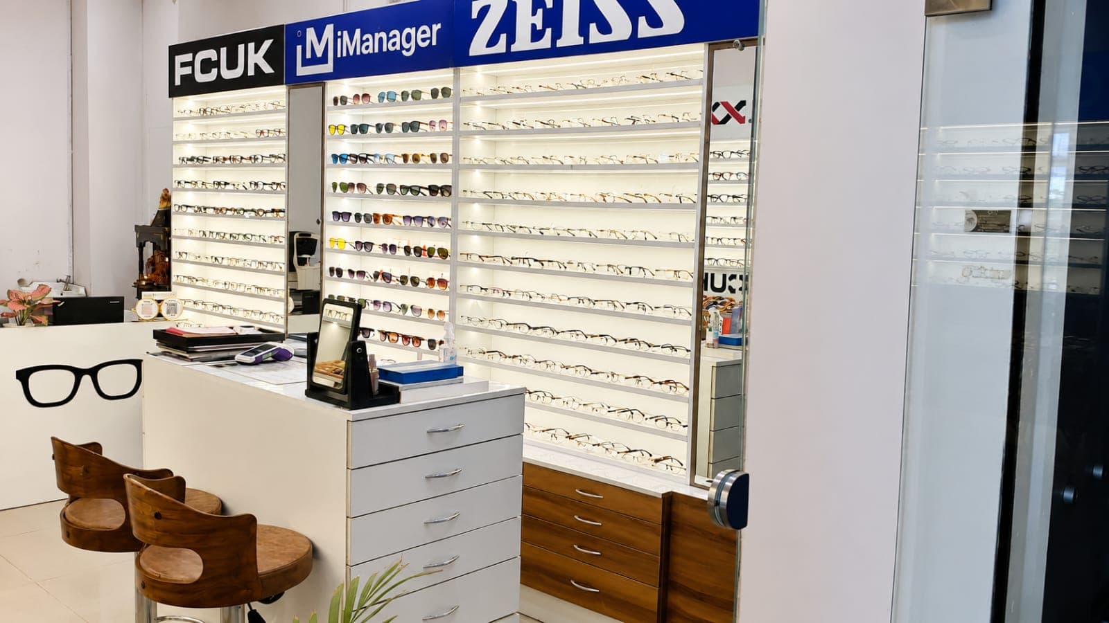 Eyewear display and consultation counter